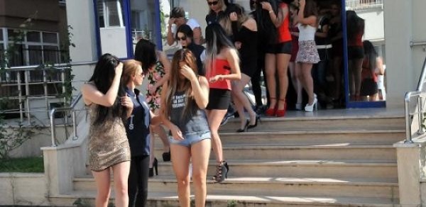 Polis Sumqayıtda əxlaqsızlıq yuvalarına basqın etdi - Qızlar belə qaçdı - VİDEO