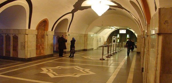 Bakı metrosunda həyacanlı anlar: qadın sərnişə polislər kömək etdi