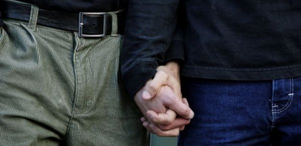 "Dedim: "Ana, mən geyəm, oğlanlardan xoşum gəlir" - Azərbaycanda gey və lezbilər necə yaşayır?