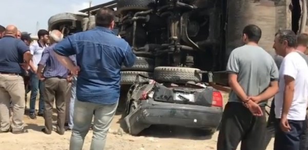 Bakıda zibil maşını avtomobilin üstünə aşdı: Ölən olmadı - VİDEO