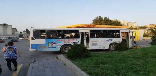 Bakıda sərnişin dolu avtobus yanacaqdoldurma məntəqəsinə çırpıldı - VİDEO