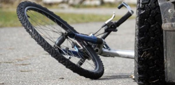 Bakıda velosiped sürən qadını maşın vurdu