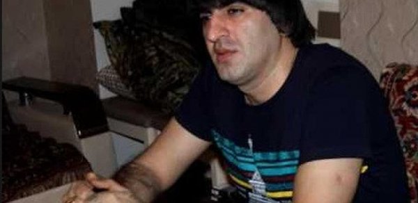 "Əgər onu kameradan çıxarmasam, özünü doğrayacaq, dustaqları qaldıracaq" - Qarovul rəisi