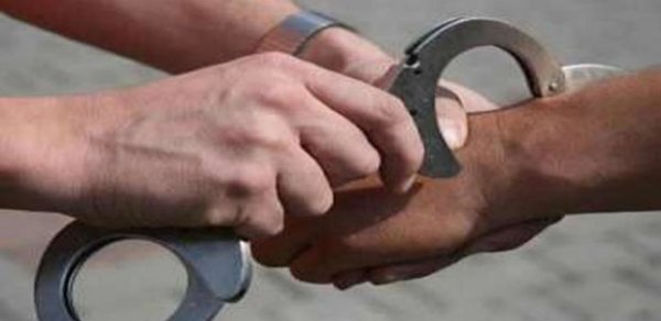 Boşanmaq istədiyi arvadını məhkəmə binasının qarşısında öldürən ər saxlanıldı