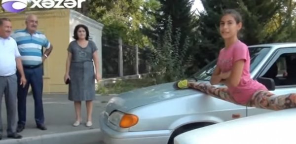 Van Dammın hərəkətlərini təkrarlayan 12 yaşlı qız hamını təəccübləndirir – VİDEO