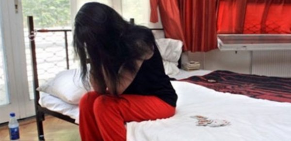 Qardaşlarının yanında kişi ilə yatdı, videoya çəkdi, sonra... - Azərbaycanda dəhşətli hadisə