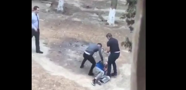 Bakıda 3 nəfər 1 şəxsi döydü: Marketdən yağ oğurladığına görə - VİDEO 
