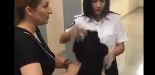 Gömrükçülər qadının çantasında şarlara bükülmüş heroin aşkarladı - VİDEO