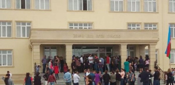Yeni açılan məktəbdə sıxlıq yarandı, şagirdlər dərsə gedə bilmirlər - VİDEO