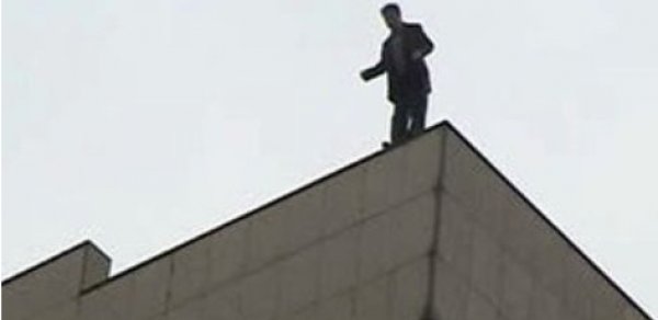 Sumqayıtda intihara cəhdin qarşısı alındı - özünü binadan atmaq istədi