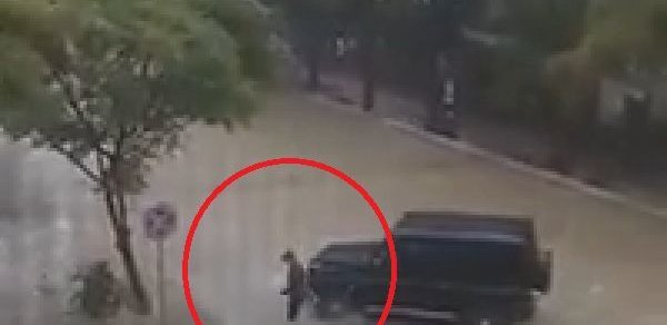 Bakıda "Gelandewagen” sürücüsündən insanlıq dərsi: Suda qalan gənci belə xilas etdi - VİDEO