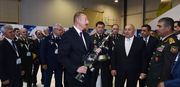 İlham Əliyev sərgidə silahlarla tanış oldu - Fotolar