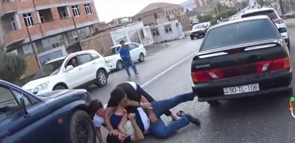 Masazırda kütləvi dava: Gənclər hər kəsin önündə əlbəyaxa oldu - VİDEO