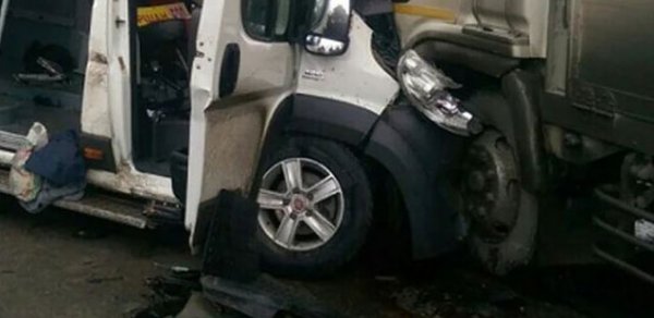 Sabirabadda fəhlələri daşıyan mikroavtobus “KamAZ”a çırpıldı - 8 yaralı