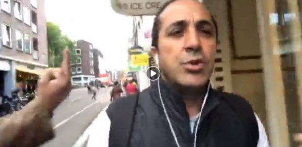 Canlı yayım edən Orduxanı ələ saldılar: Holland ona orta barmağını göstərdi  - VİDEO