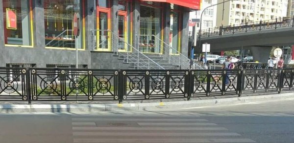 Bakıda "unikal" piyada keçidi: Bu keçiddən istifadə etmək mümkün deyil! (FOTO)