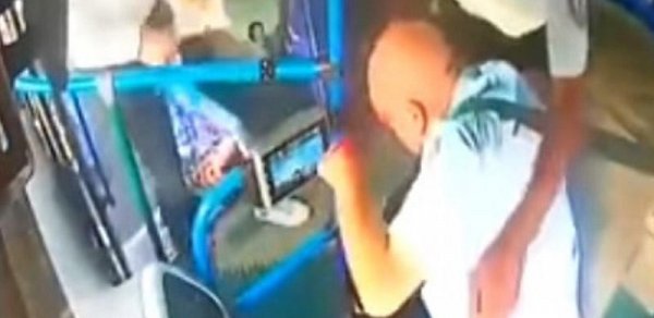 Bakıda sərnişin avtobus sürücüsünü döydü, maşının süşələrini sındırdı
