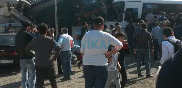 Bakıda dəhşətli qəza - Qatar məktəblilərlə dolu avtobusla toqquşdu - VİDEO
