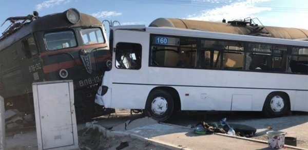 Bakıda qatarla avtobusun toqquşduğu an - VİDEO