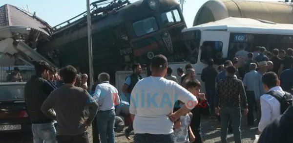 Bakıda qatarla avtobusun toqquşmasının yeni görüntüləri - Yaralılar yerdə qalıbmış - VİDEO
