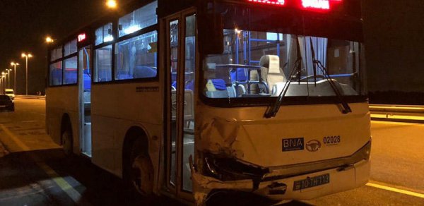 Bakıda avtobus qəzası - Sürücü sükan arxasında yatıbmış