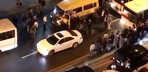Bakıda sürücülər arasında kütləvi dava - VİDEO