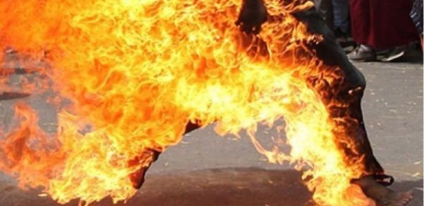 Bakıda parkın ortasında dəhşət: İnsanların gözü qarşısına özünü yandırdı