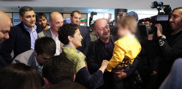 Həbsdə olan azərbaycanlı üç azyaşlı ölkəyə gətirildi: Nazir qarşıladı - FOTOLAR