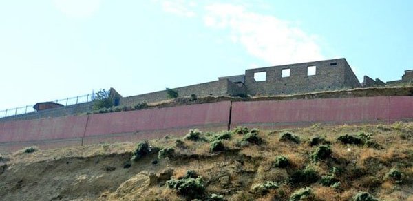 Villa sahibləri Badamdardan qaçır: Evləri gözətçilər qoruyur