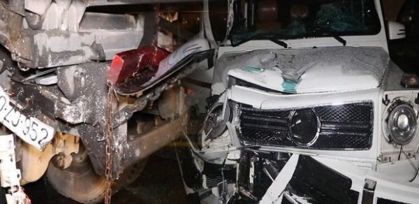 Bakıda qəza: Kirayə götürdüyü “Gelandewagen”i “Şaqman”a çırpdı