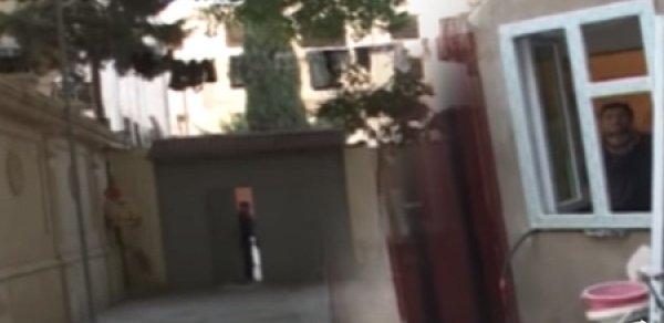 Bakıda “vor zakon” aparıcıya balta ilə hücum etdi, polisi isə….