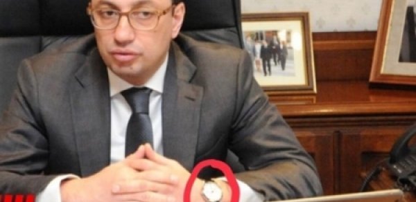 Azərbaycanlı məmurun 200 min dollarlıq qol saatı, 150 minlik maşını - FOTOLAR