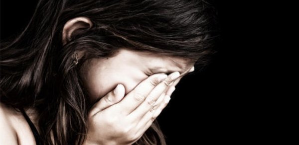 Azərbaycanda azyaşlı qıza qarşı iyrənc hərəkət – QADIN HƏBS EDİLDİ
