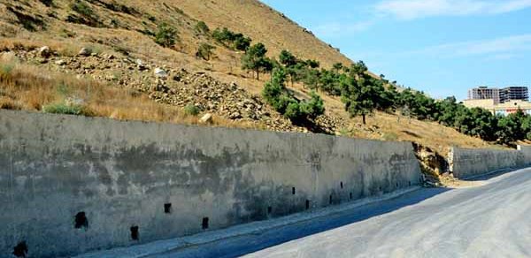 Nazirlik: Sürüşmə kütləsi süxurlarının yola doğru hərəkəti müşahidə edilir