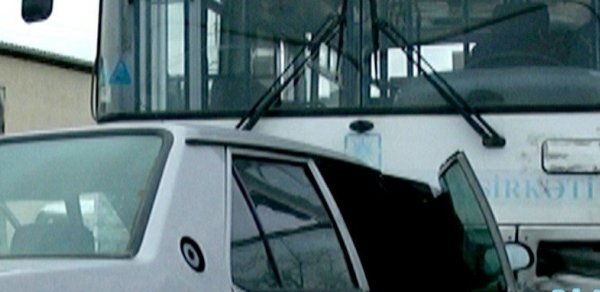 Bakıda ABŞ səfirliyi əməkdaşının maşını avtobusla toqquşdu