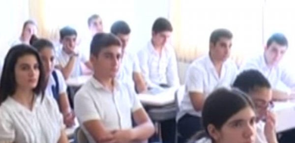 "Uşaqlar vaxtından əvvəl ayılırlar" - Məktəblərdə cinsi tərbiyə dərsləri keçiriləcək