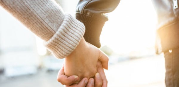 Qubada ərinin əmisi oğlu ilə qaçan gəlin polisə aparıldı