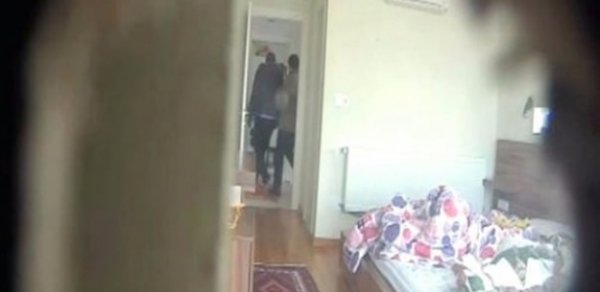 Azərbaycanda ata tualetə kamera qoydu: 15 yaşlı oğlunun başına oyun açdı- VİDEO