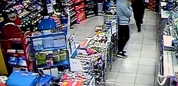 Bakıda maskalı şəxs marketə basqın etdi: kassir qadın onunla əlbəyaxa oldu