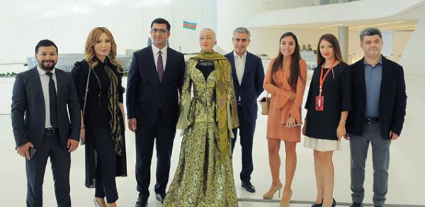 Leyla Əliyeva robot “Sofiya” ilə bir arada - Fotolar