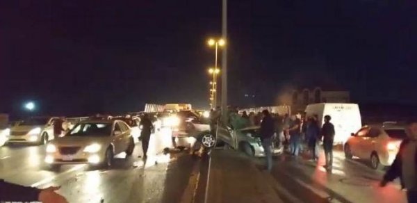 "Mercedes" işıq dirəyinə çırpıldı - sürücü ağır yaralandı