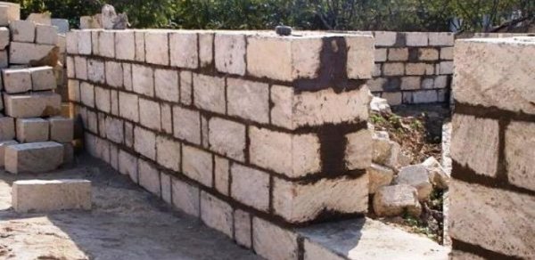 Astarada bədbəxt hadisə: Üzərinə divar aşdı