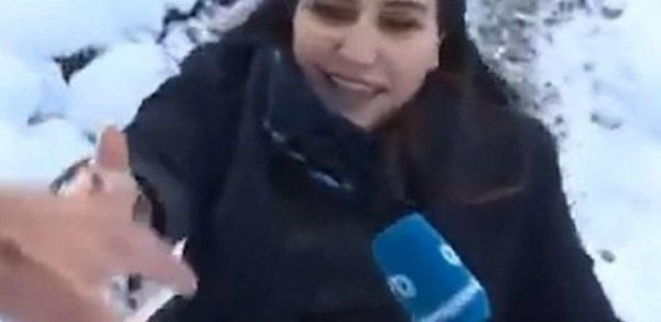 Azərbaycanlı müxbir canlı yayımda yıxıldı - Video