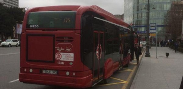 Bakıda sərnişin avtobusu qəza törətdi