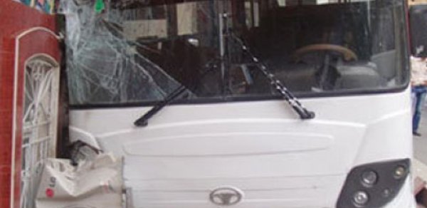 Bakıda avtobus qəzası: yaşlı qadın ağır yaralandı