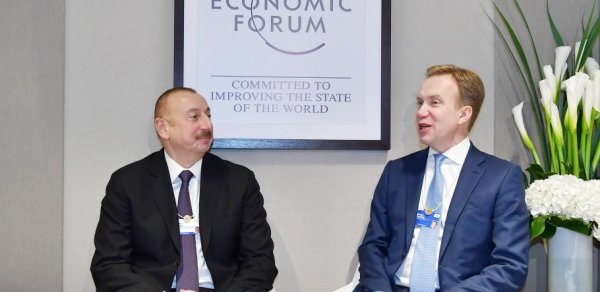 İlham Əliyev Davosda Dünya İqtisadi Forumunun prezidenti ilə görüşdü - FOTO