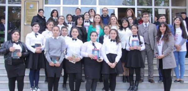 Qənirə Paşayeva Qovlar şəhərində məktəblilər üçün "Kitab günü" keçirib