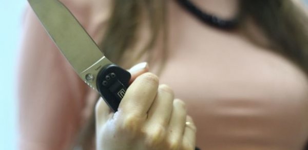 Əri 8 Mart münasibətilə hədiyyə almadığına görə arvad özünü bıçaqladı