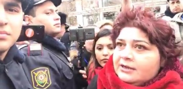 Bakıda feministlər aksiya keçirməyə cəhd edib - polis aksiyanın qarşısını aldı - VİDEO