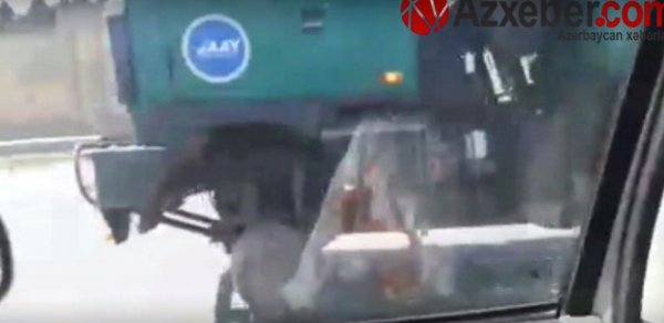 Avtomobil Yolları Dövlət Agentliyinin avtomobili yolu belə dağıtdı: Sürücülərin həyatını təhlükəyə atdı (VİDEO)